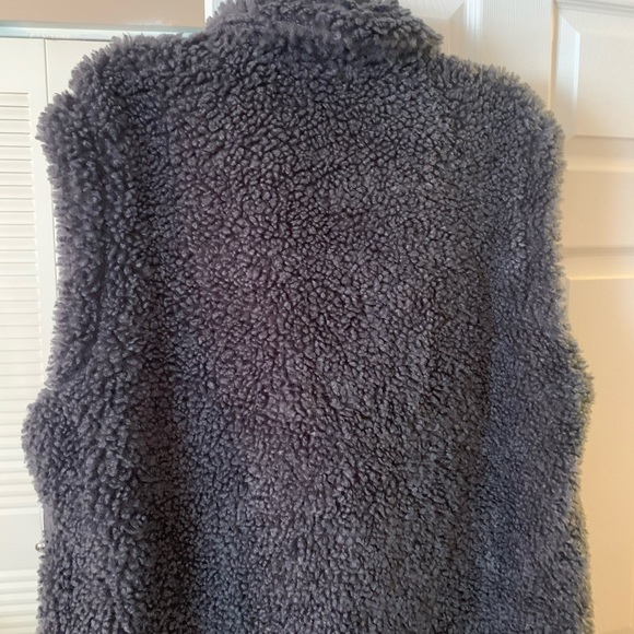 LIZ CLAIBORNE FLUFFY LONG VEST. - Picture 5 of 6
